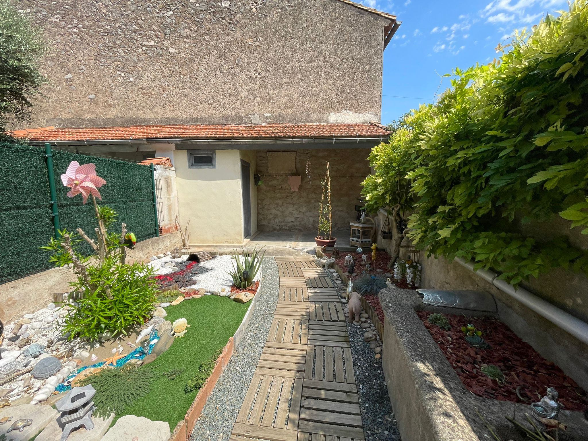 Maison avec jardinet vendue louée à Capendu